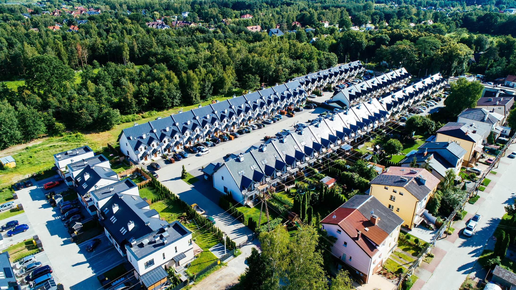 Jak urządzić taras przy domu – inspiracje i materiały